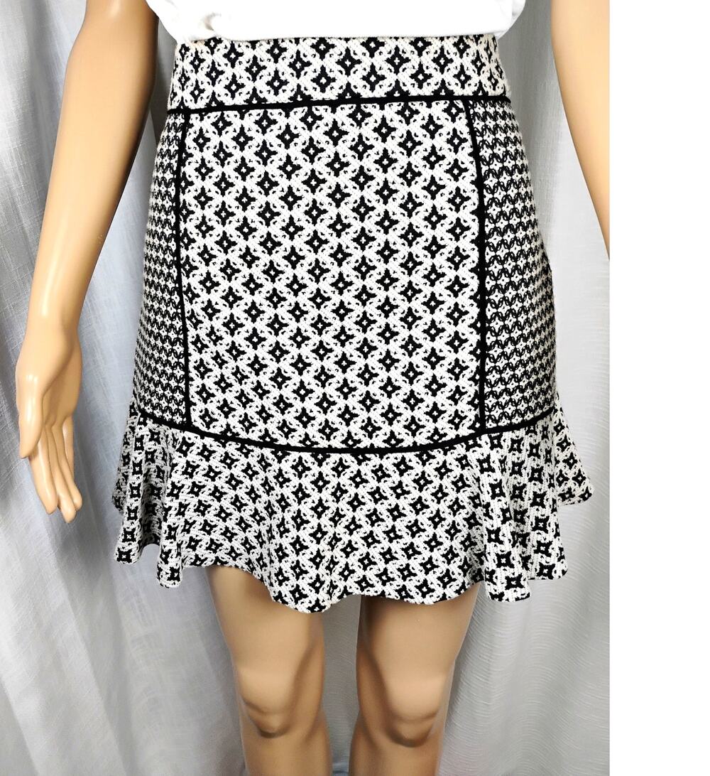 LOFT Petite 8P Monochrome Geometric Woven Mini Skirt Flounce Hem Academia